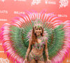 Anitta deixou a barriga definida à mostra em look de carnaval para puxar o seu bloco pelo centro do Rio
