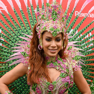 Anitta apostou em uma fantasia semelhante a usada por musas e destaques de chão nos desfiles de carnaval
