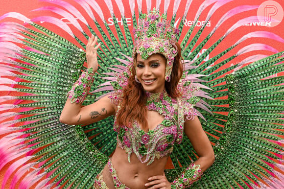 Anitta posou para fotos antes de desfilar com seu bloco de carnaval