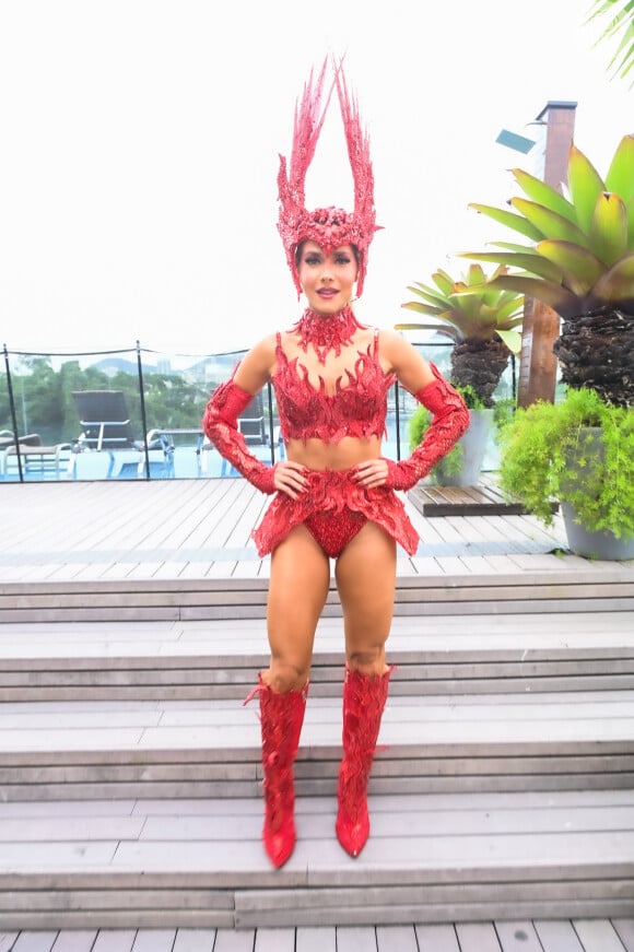 Monique Alfradique esteve no bloco de carnaval de Anitta e usou uma fantasiade carnaval all red