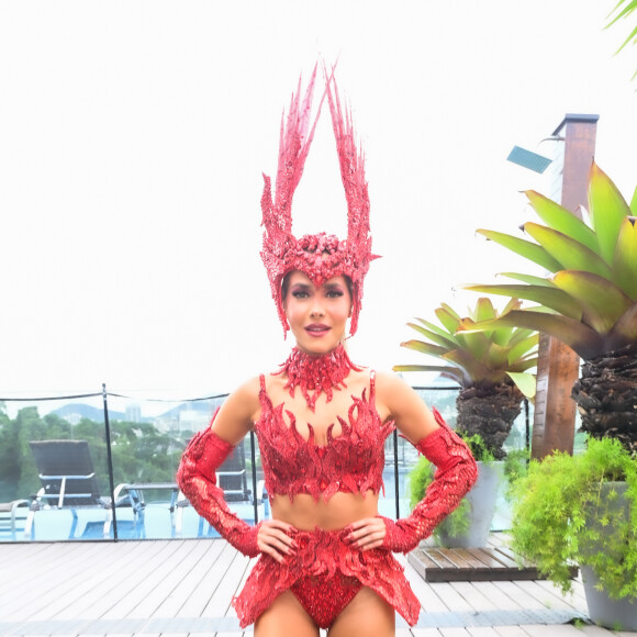 Monique Alfradique esteve no bloco de carnaval de Anitta e usou uma fantasiade carnaval all red