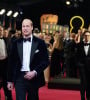 Príncipe William estava fazendo uma aparição solo de última hora no BAFTA da noite passada, enquanto sua esposa Kate permanecia em casa se recuperando de uma cirurgia abdominal.