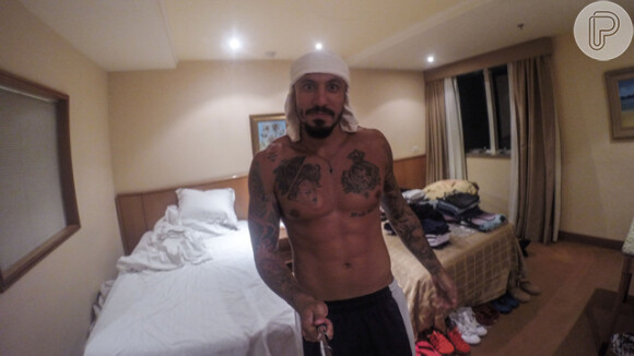 Participantes do 'BBB15' fazem selfies antes de entrar na casa do reality show. Fernando mostrou os músculos e as tatuagens, nesyta terça-feira, 20 de janeiro de 2015