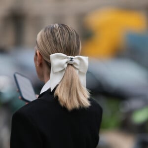 Coquette: Helena Bordon usa laço romântico da marca Chanel em penteado