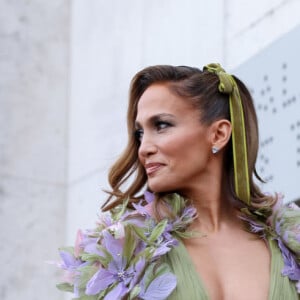 Coquette: Jennifer Lopez usa look romântico com laço no cabelo