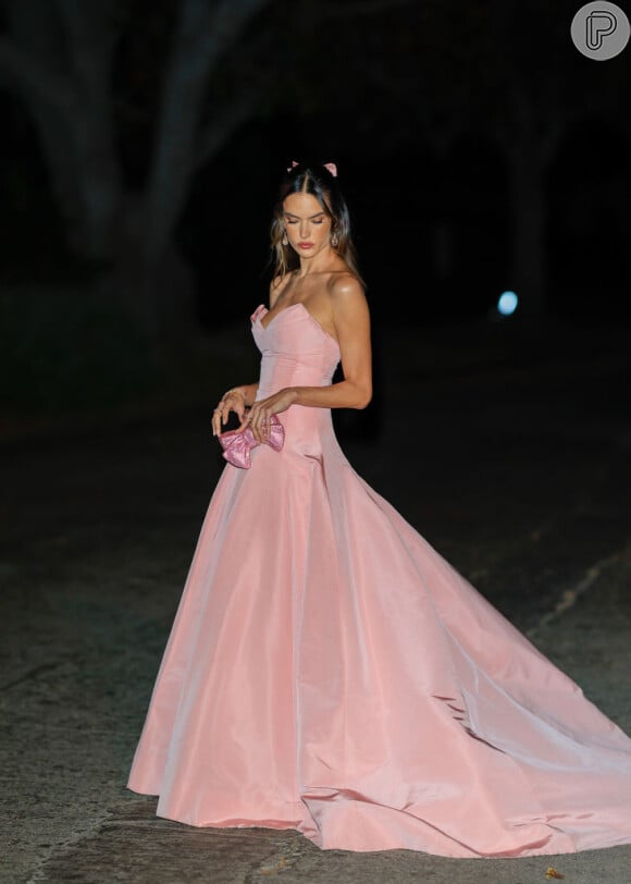 Coquette: Alessandra Ambrosio usa vestido longo romântico e laço no cabelo