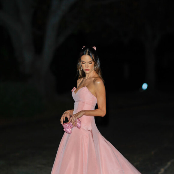 Coquette: Alessandra Ambrosio usa vestido longo romântico e laço no cabelo