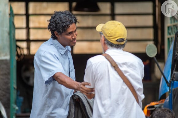 Padre Santo (Chico Diaz) e Pastor Lívio (Breno da Matta) fazem uma parceria na novela Renascer