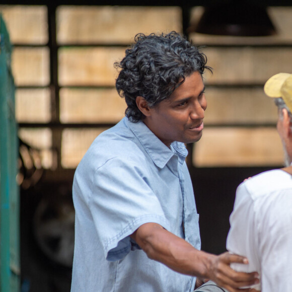 Padre Santo (Chico Diaz) e Pastor Lívio (Breno da Matta) fazem uma parceria na novela Renascer