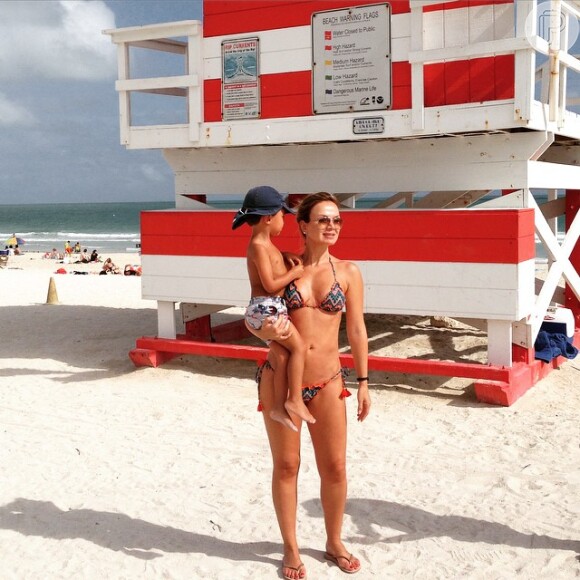Eliana posa com o filho, Arthur, de 3 anos, em Miami, Estados Unidos