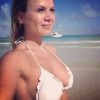 Eliana posa em praia em Miami, nos Estados Unidos, e mostra boa forma
