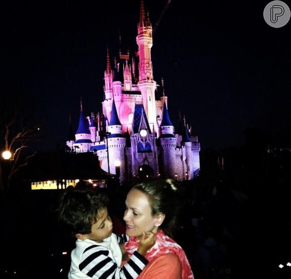 Eliana leva o filho, Arthur, de 3 anos, para conhecer a Disney