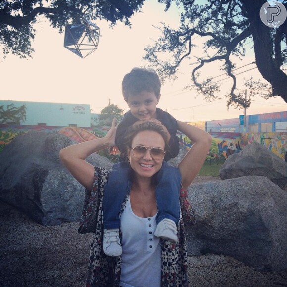 Eliana se diverte com o filho, Arthur, de 3 anos, na Disney