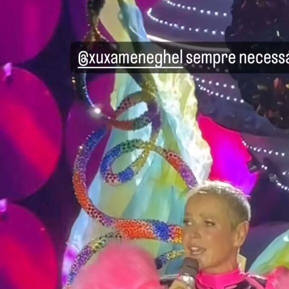 Xuxa exibiu virilha lisinha e sarada em look cavado