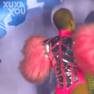 Xuxa deixou bumbum em evidência em look de show