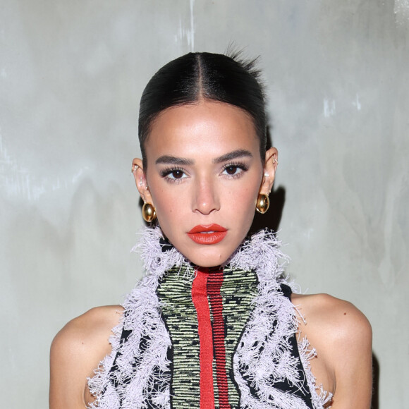 Bruna Marquezine investiu em um modelito da grife italiana Bottega Veneta para brilhar no evento fashionista
