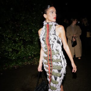 Look de Bruna Marquezine na Semana de Moda da Itália também rendeu brincadeiras entre os fãs: 'Parece aquela lagarta que queima, amei'