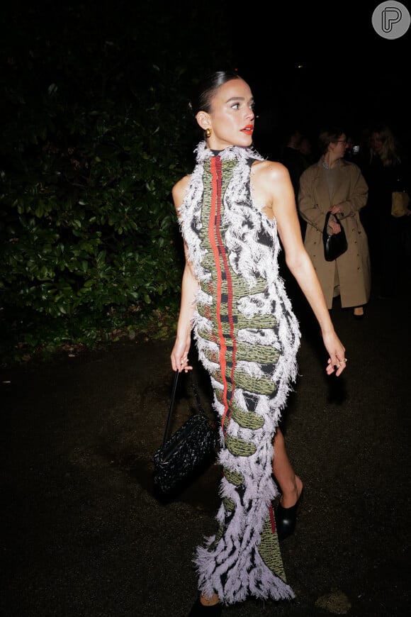 Look de Bruna Marquezine na Semana de Moda da Itália também rendeu brincadeiras entre os fãs: 'Parece aquela lagarta que queima, amei'