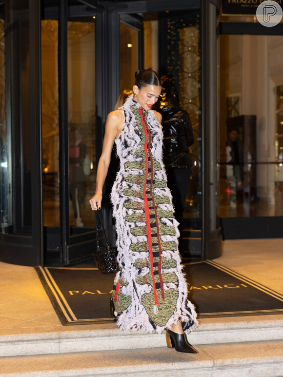 Bruna Marquezine foi clicada por muitos paparazzi internacionais durante passagem pela Semana de Moda de Milão