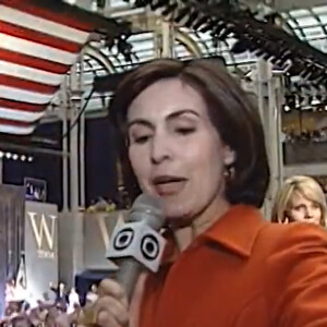 Fátima Bernardes viajou com o jornalismo da Globo: nessa foto, ela aparece cobrindo as eleições de George W. Bush