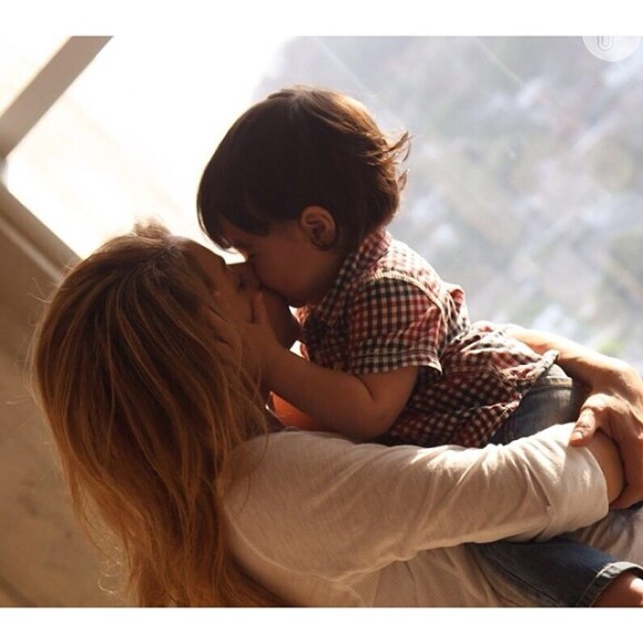 Shakira sobre explicar para Milan sobre o irmão: 'Sou uma mamãe online. Pesquisei como contar para Milan que ele teria um irmãozinho. Vi boas dicas, mas é importante seguir o instinto materno. Procuro passar a paixão que tenho pela leitura ao Milan'