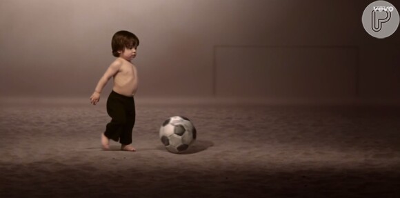Milan apareceu jogando futebol no clipe da música 'Lá lá lá', de Shakira