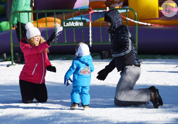 Família feliz! Olha que lindo o Milan brincando na neve com os pais, Shakira e Gerard Piqué