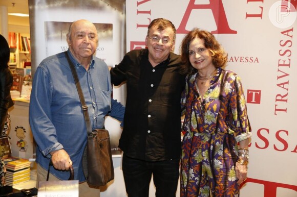 Mas depois posa com o autor e o marido, Mauro Mendonça