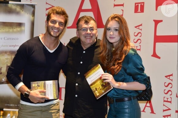 O casal, Klebber Toledo e Marina Ruy Barbosa também prestigiaram o autor da próxima novela das nove, do qual a ruiva participará, 'Amor à Vida'