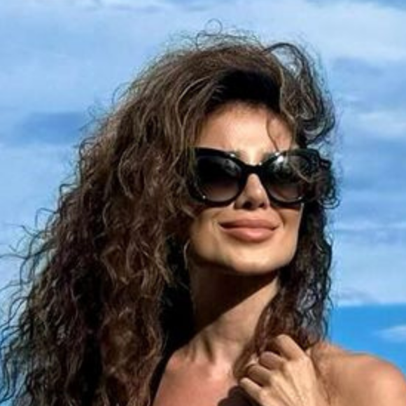 Paula Fernandes aparece só de biquíni em fotos sensuais e cintura finíssima choca web: 'Maravilhosa!'