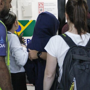 Acompanhada de sua equipe no aeroporto, Wanessa Camargo evitou falar com o público e jornalistas presentes