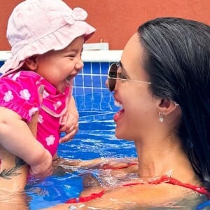 Bruna Biancardi roubou a cena ao curtir um dia na piscina ao lado da filha, Mavie