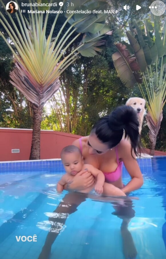 Bruna Biancardi se divertiu na piscina com Mavie