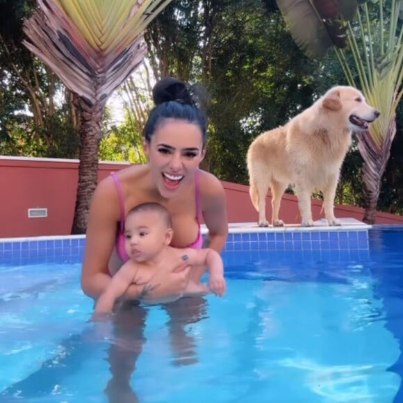 Bruna Biancardi e Mavie encantaram ao surgirem juntas na piscina