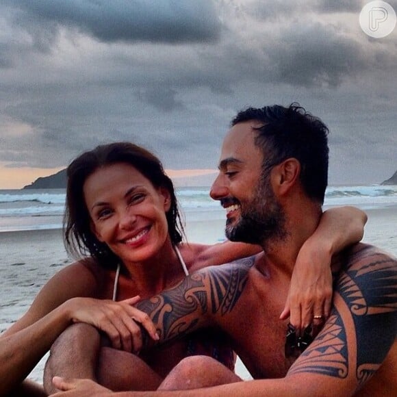 Carolina Ferraz é casada com o médico Marcelo Marins, de quem está grávida do segundo filho