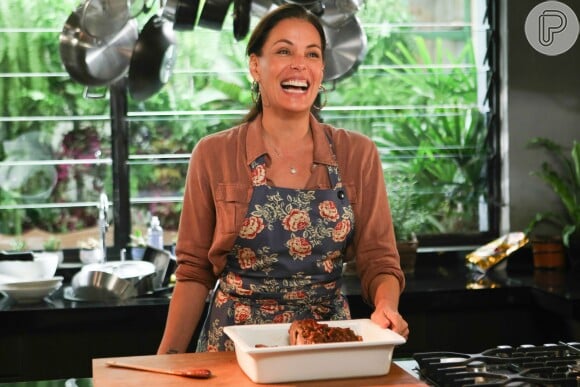 Carolina Ferraz apresenta um programa de culinária no GNT chamado 'Receitas da Carolina', que estreou em setembro de 2014