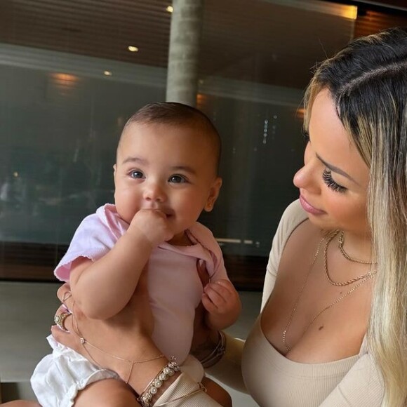 Também na casa de Neymar, Gabily mostrou um registro com a pequena Mavie