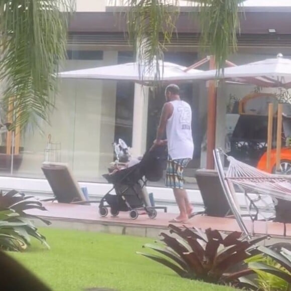 Neymar foi flagrado passeando com Mavie, sua filha com Bruna Biancardi