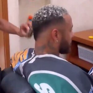 Neste fim de semana, Neymar cortou o cabelo observado de perto por Bruna Biancardi