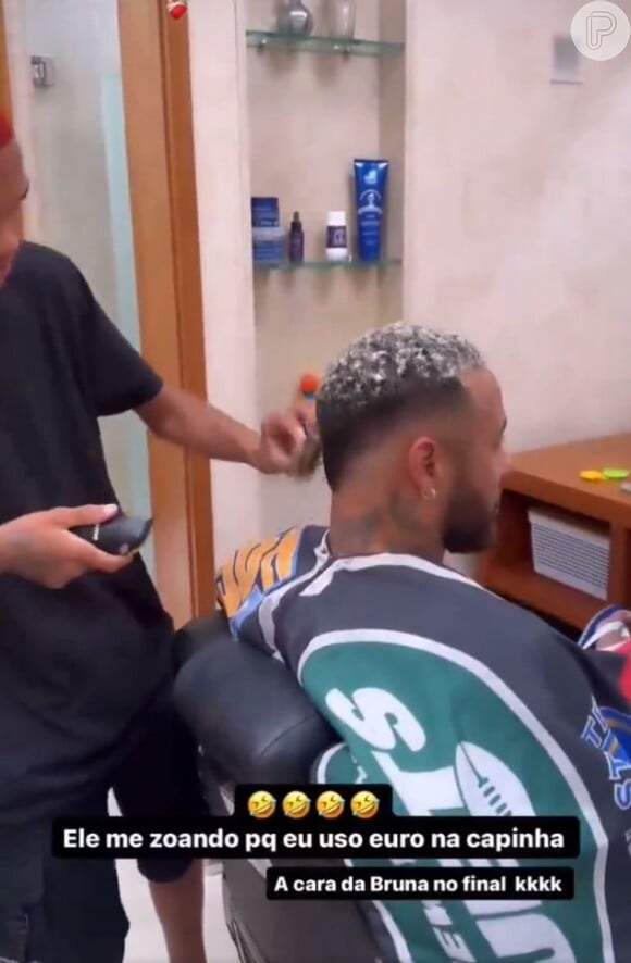 Neste fim de semana, Neymar cortou o cabelo observado de perto por Bruna Biancardi