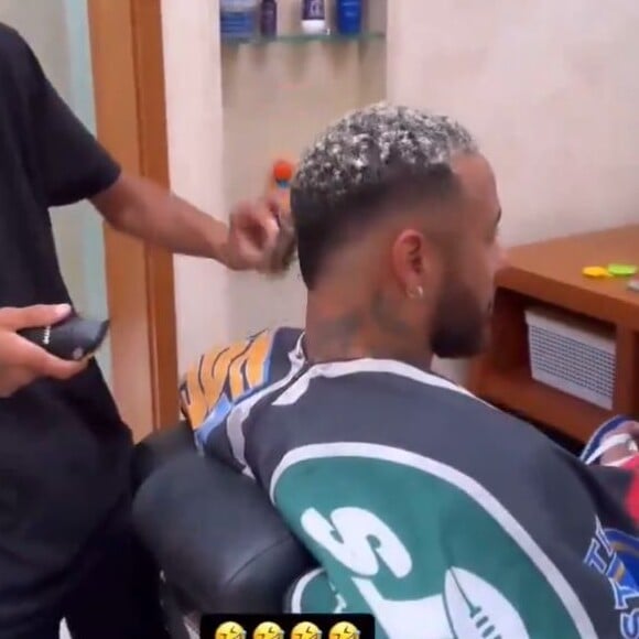 Neste fim de semana, Neymar cortou o cabelo observado de perto por Bruna Biancardi