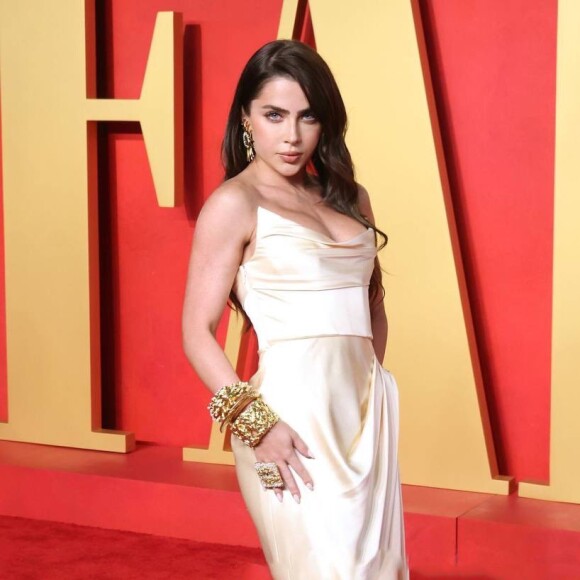 Jade Picon usou um vestido amarelo/dourado reluzente e apostou em muito outo nas mãos