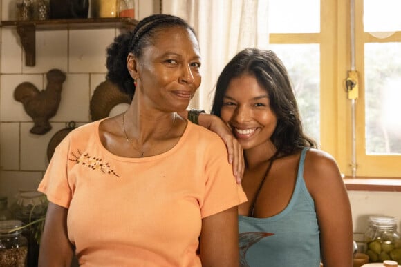 Em Renascer, Inácia (Edvana Carvalho) e Ritinha (Mell Muzzillo) trabalharão na casa de José Inocêncio (Marcos Palmeira)