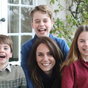 Kate Middleton admitiu edição em foto com os filhos e só aumentou os rumores envolvendo sua saúde