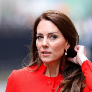 Kate Middleton teve recuperação atrapalhada com rumores de sua saúde, que aumentaram após a princesa admitir manipulação em foto com os filhos