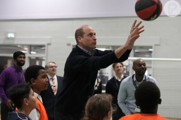 Príncipe William brincou de basquete com as crianças do local e manteve a simpatia durante todo o tempo