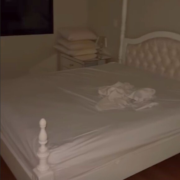 Alexandre Correa mostrou a cama que ficou no apartamento