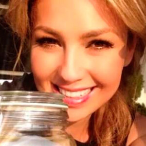 A cantora Thalía até brincou com os rumores da retirada de suas costelas com uma foto de ossos em um pote