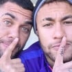 Neymar é alvo de duras críticas após jornal espanhol revelar nova 'ajuda' a Daniel Alves: 'Tão podre quanto'