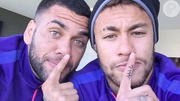 Neymar é alvo de duras críticas após jornal espanhol revelar nova 'ajuda' a Daniel Alves: 'Tão podre quanto'